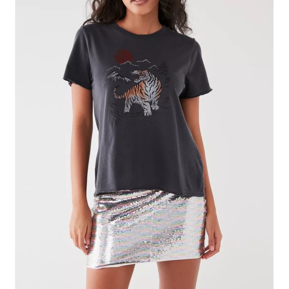 UO | Dark Gray T-Shirt with Tiger Graphic